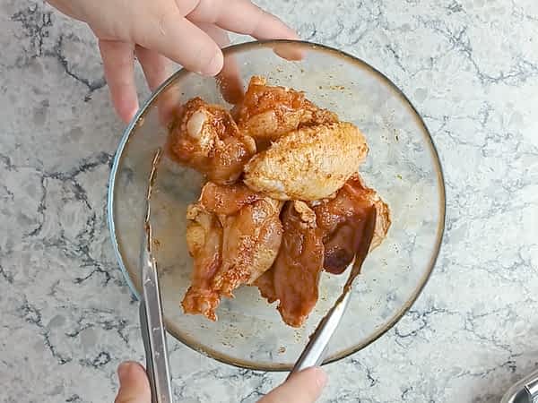 las alitas en un tazón con las especias