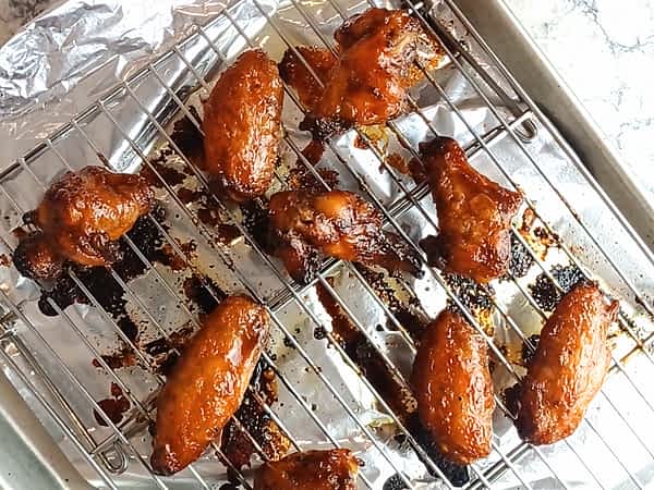 alitas con la salsa en la bandeja