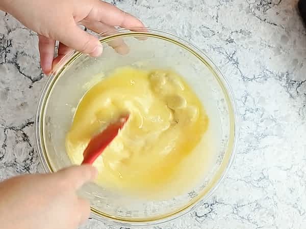 derritiendo la mantequilla y el chocolate blanco juntos