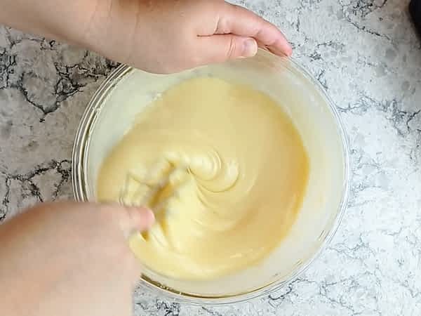 mezclando el huevo en la masa