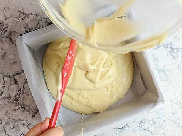 vertiendo la masa en el molde preparado