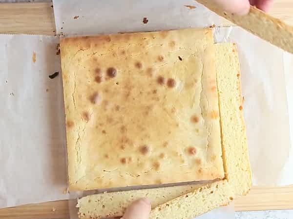 cortando los brownies blancos