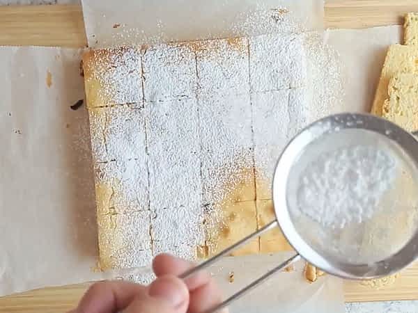 espolvoreando azúcar glas encima