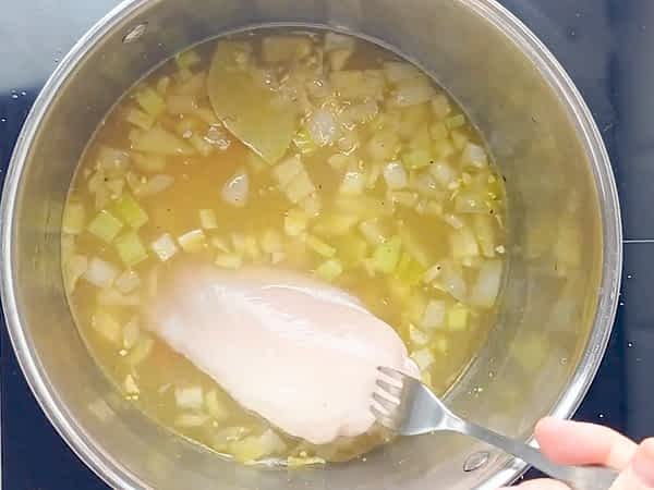 colocando el pollo en el caldo