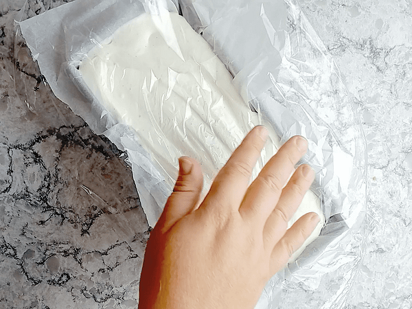 tapando la mezcla en el molde con film de plástico