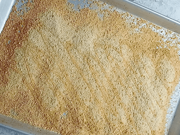 el pan rallado tostado en una bandeja