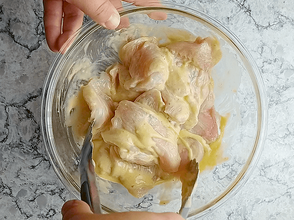 mezclando toda la draga con las tiras de pollo