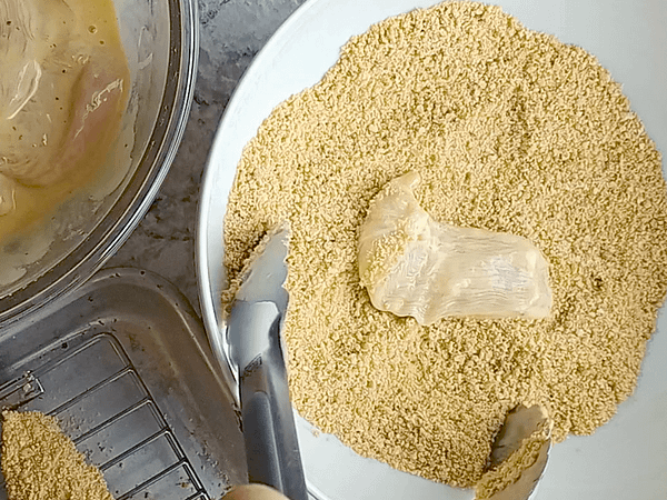 rebozando el pollo con pan rallado