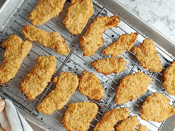 los fingers de pollo recién horneados