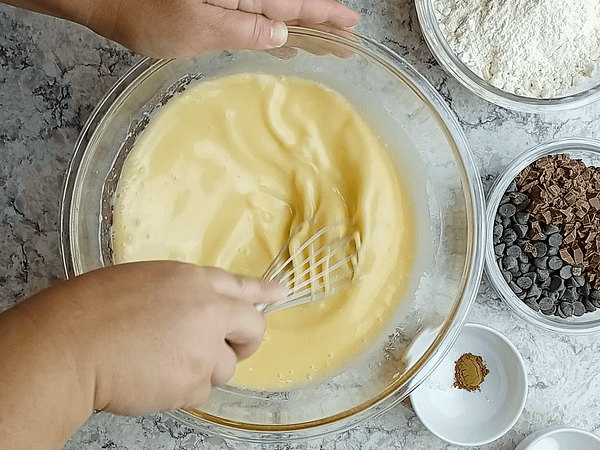 los azúcares, aceite, mantequilla, y huevos batiendo en el bol