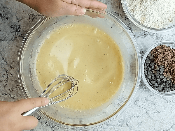 la masa con todo la levadura química añadido