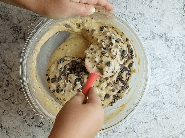 mezclando el chocolate en la masa de muffins