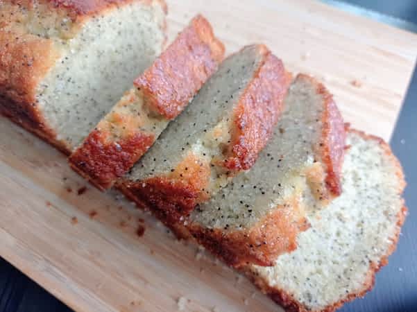 trozos de bizcocho de semillas de amapola