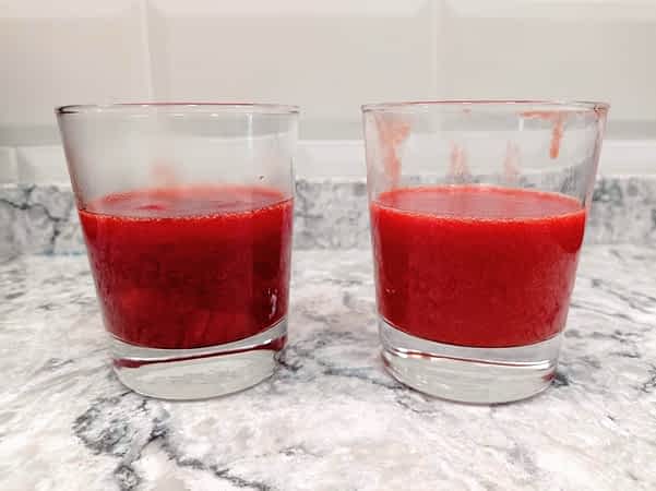 salsa de fresas con trozos y licuada