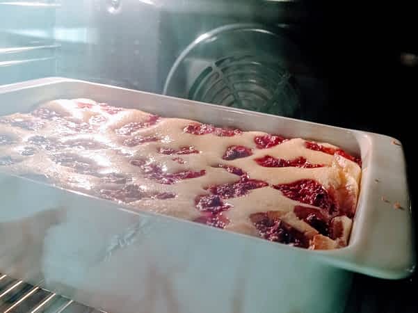 las barritas de cheesecake en su molde en el horno