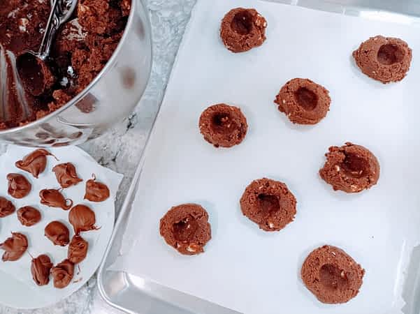 tazoncitos de masa de galletas de doble chocolate esperando sus centros de Nutella