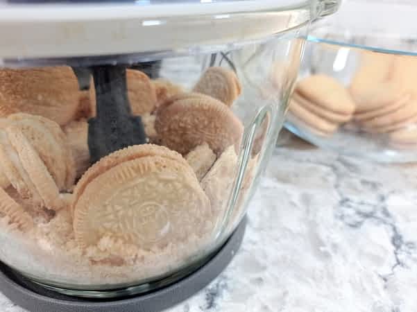 triturando las galletas en el procesador de alimentos