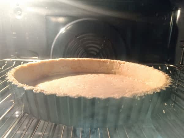 la base de galletas en el molde y en el horno