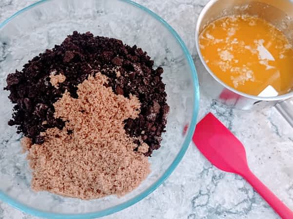 los ingredientes para hacer la base de galletas en tazónes