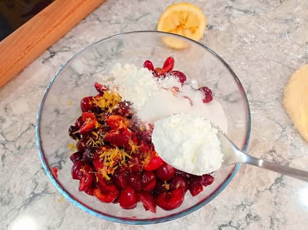 los ingredientes para el relleno de cerezas en un tazón