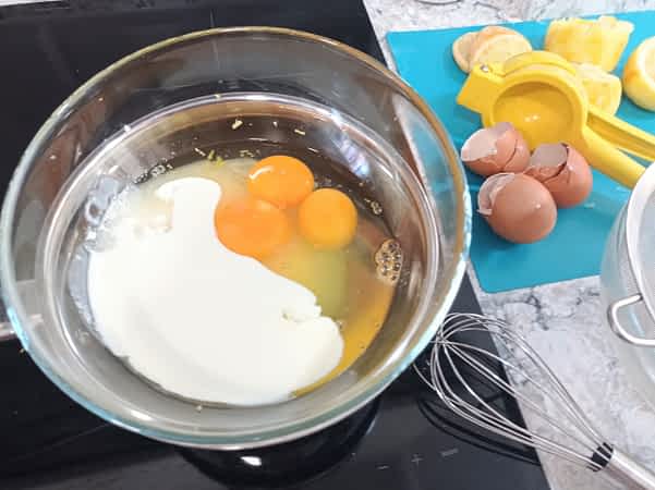 los ingredientes en un tazón para hacer el relleno de limón