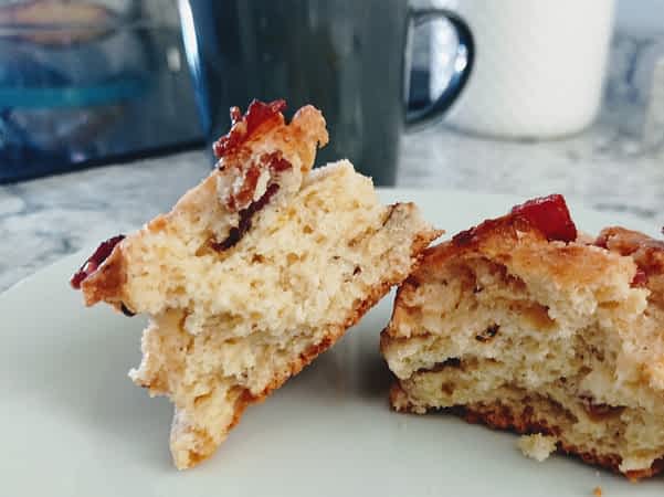 vista interior de un scone de bacon y sirope de arce