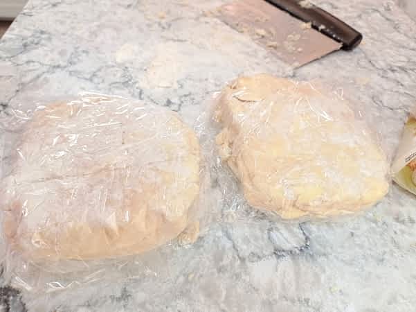 dos paquetes de masa de pie envueltos en film