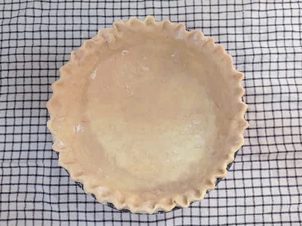 masa de pay vacía en un molde