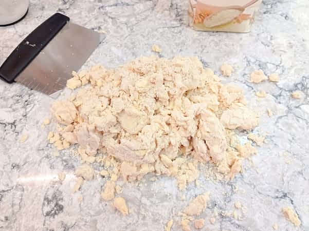 la masa de pie cruda en la encimera