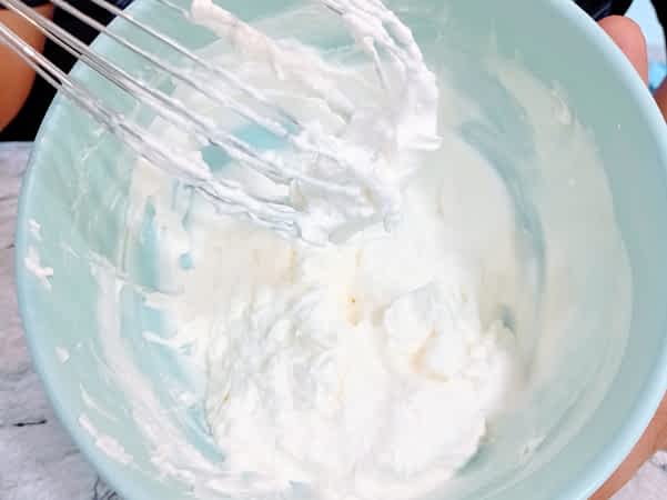 nata montada en un tazeon