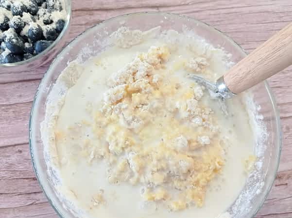 mezclando la leche en la masa del bizcocho