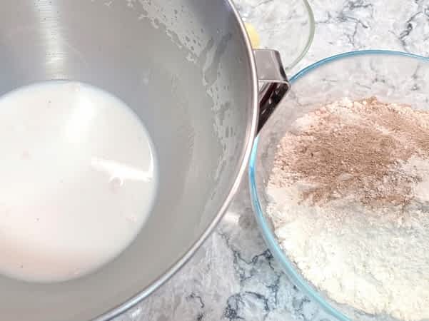 un tazón con leche y otro con los ingredientes secos