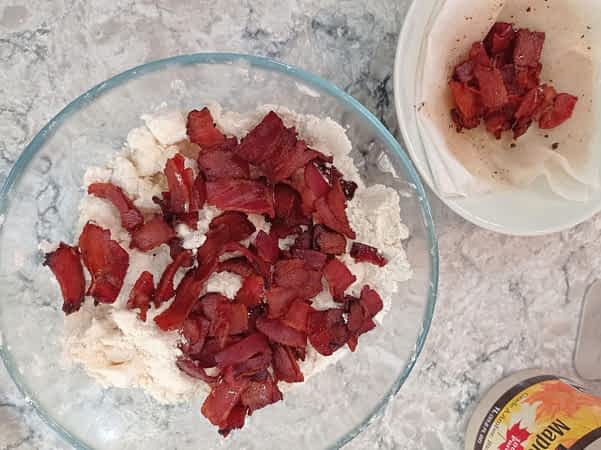 los ingredientes de scones de bacon esperando mezclar