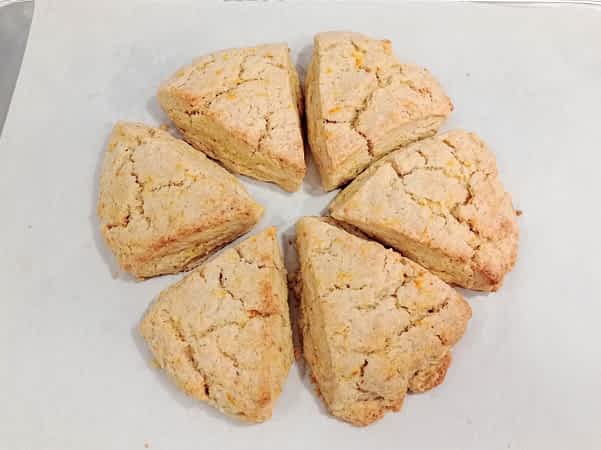 los scones horneados antes de glasear