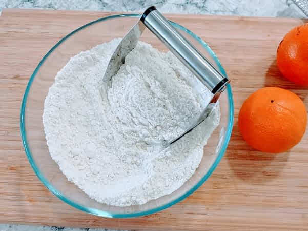 los ingredientes secos de los scones en un tazón