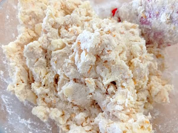 masa cruda de scones de naranja
