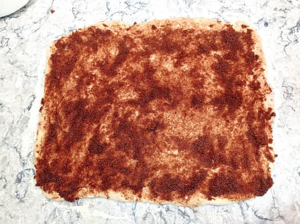 un rectángulo de masa untada con el relleno