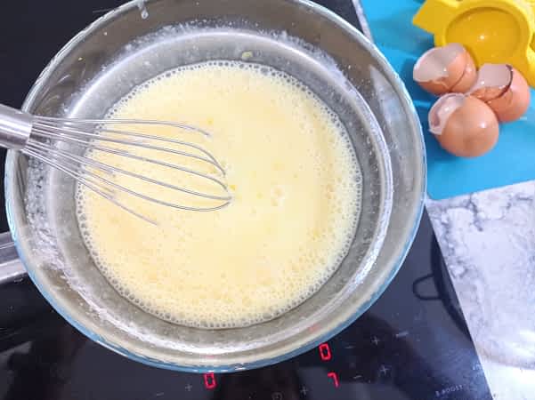 el relleno de limón en un bol encima del baño maria