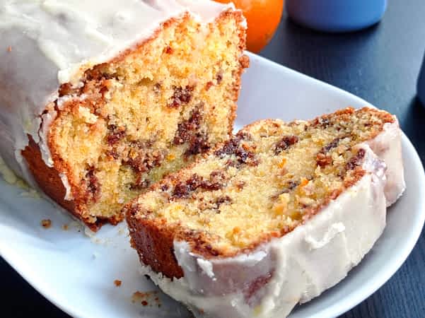 vista cerca del bizcocho de naranja y chocolate