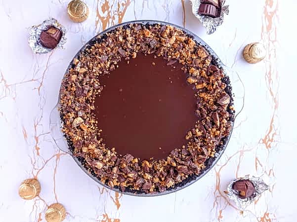 vista de arriba del cheesecake sin horno de mantequilla de maní