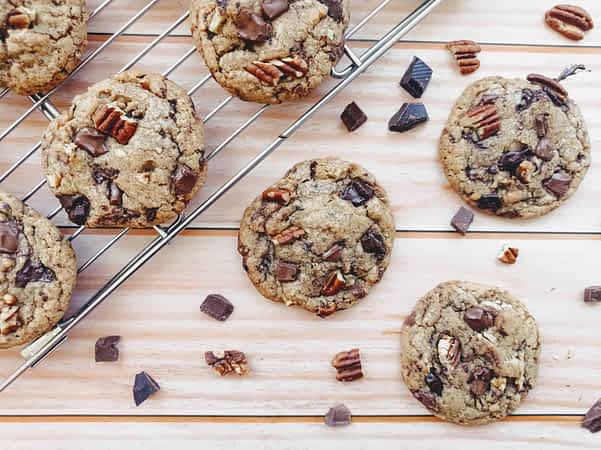 vista de arriba de una galletas de chocolate americanas en una mesa.