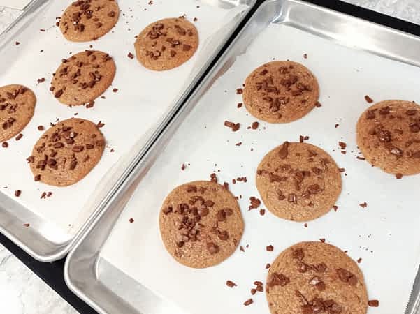 las galletas horneadas enfriando en sus bandejas
