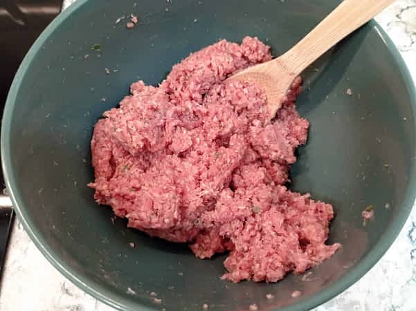 los ingredientes mezclados de salchicha de desayuno americana en un tazón