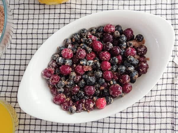 la mezcla de fruta en la cacerola esperando el topping