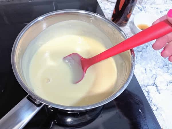 la olla con las natillas cocinando sobre el fuego