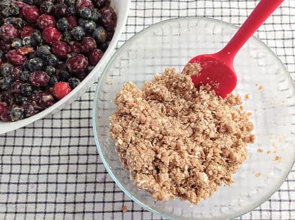 la masa de crisp topping hecha y lista en su tazón