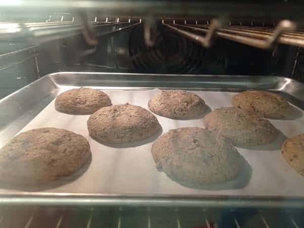 las galletas de chocolate tradicionales horneando