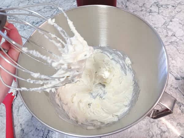 el queso crema batido en un tazón