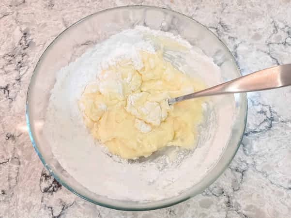 ingredientes del glaseado Philadelphia en un tazón