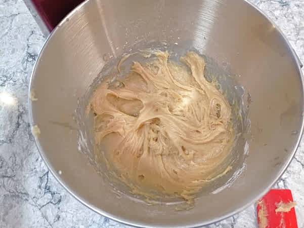 la mezcla de mantequilla de maní en un tazón de batidora de pie